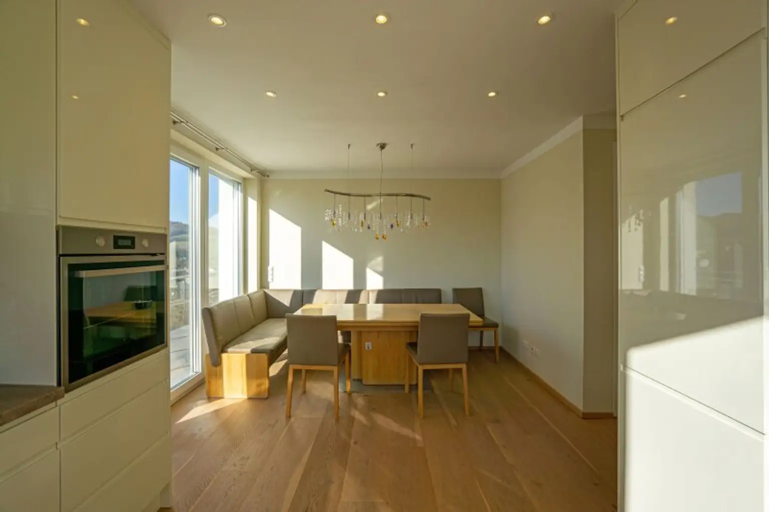 Küche mit Essbereich und Balkonausgang