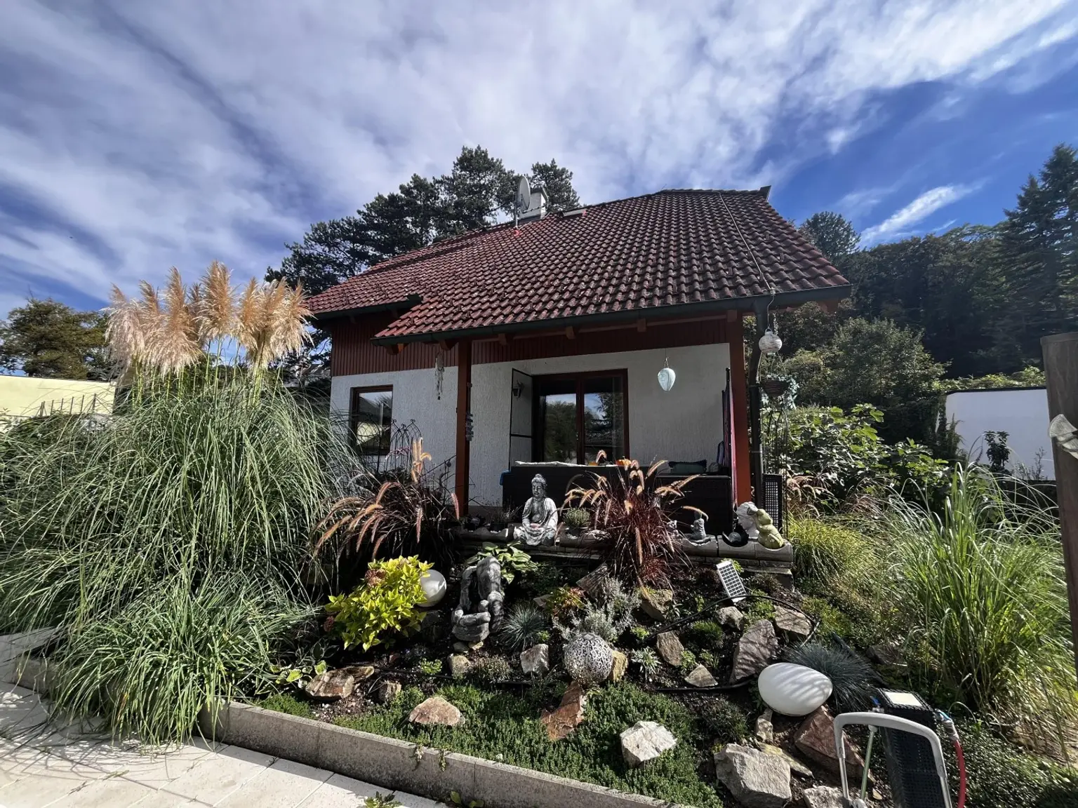 "Solides Haus mit Garten und Pool"