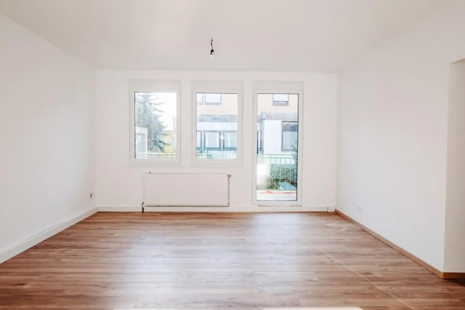 Wohnküche mit Ausgang auf Balkon