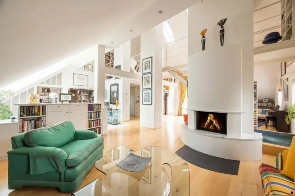 Familiendomizil: Penthouse mit Ateliercharakter, großen Terrassen und Grünblick