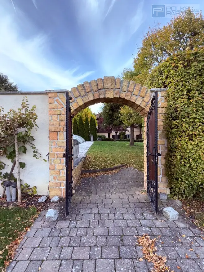 GARTENPARADIES   -  9.000 M² - 
LANDHAUS IN PARKLANDSCHAFT  
NUR 30 MINUTEN VON WIEN