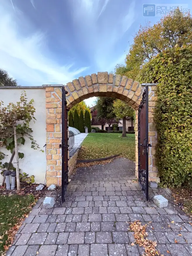 GARTENPARADIES   -  9.000 M² - 
LANDHAUS IN PARKLANDSCHAFT  
NUR 30 MINUTEN VON WIEN