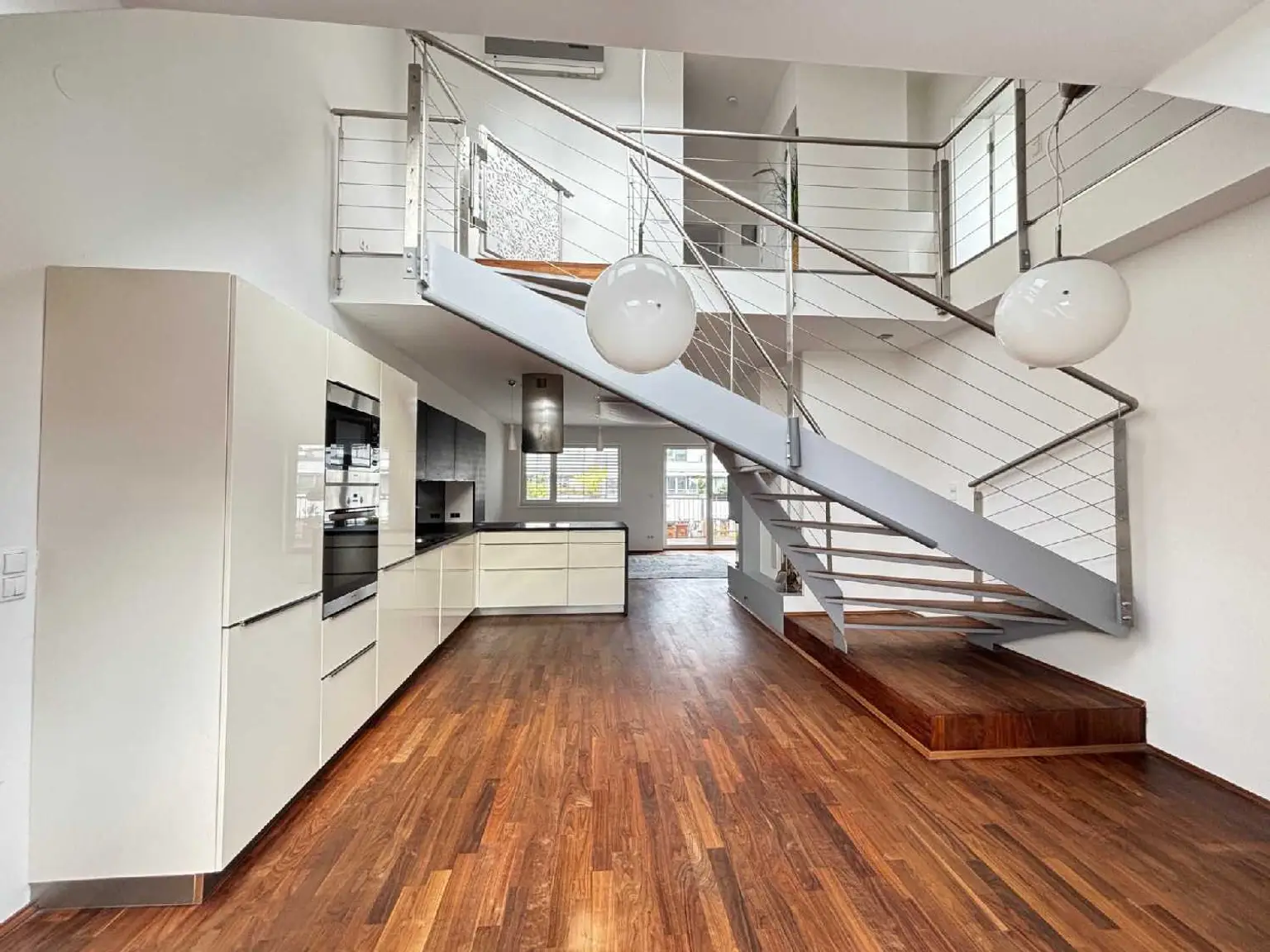 Traumhafte Dachmaisonette mit 2 Terrassen + Dachterrasse - Nähe Arenbergpark