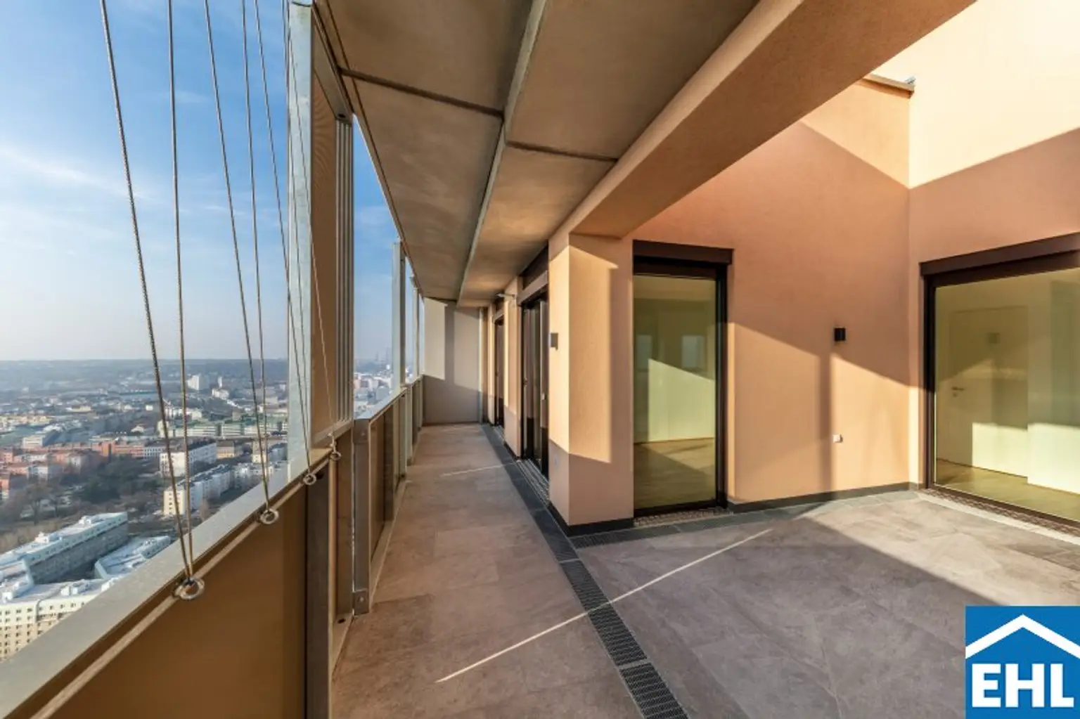 Skyline-Feeling im 34. Stock des Q-Tower mit Südost-Ausrichtung