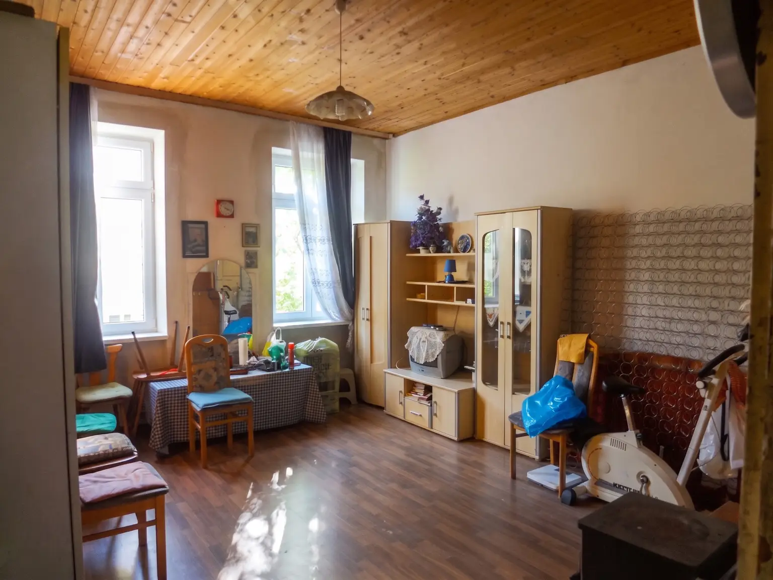 Wohn/Schlafzimmer (Bild heller mit KI Unterstützung)