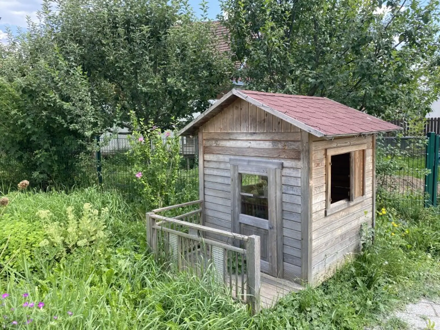 2 Häuser mit Nebengebäuden und Garten