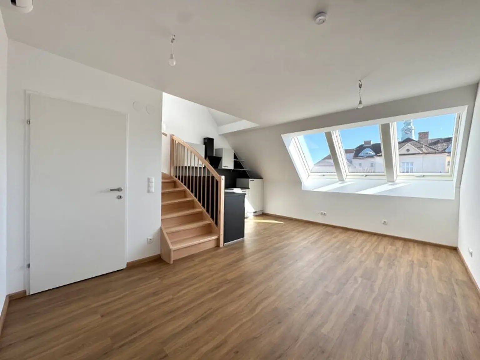 Dachgeschossausbau mit Terrasse & Klimaanlage - Erstbezug