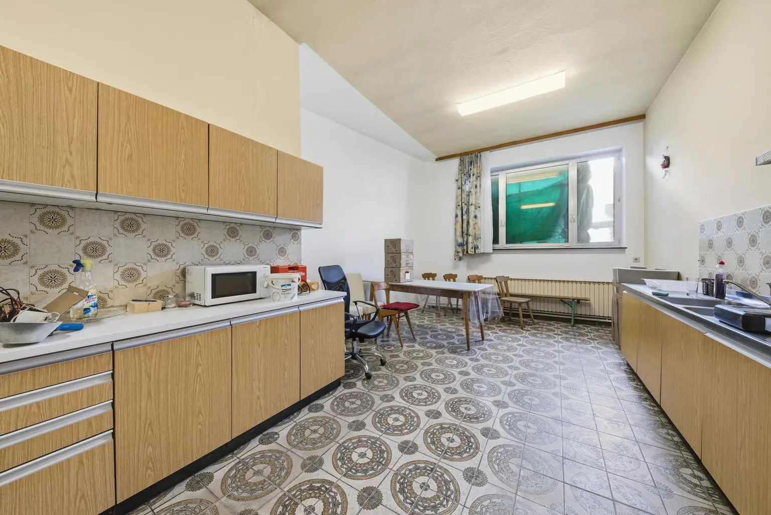 Vielseitige Gewerbe- und Wohnliegenschaft: diverse Hallenflächen, Wohngebäude und ein großzügiges Grundstück!