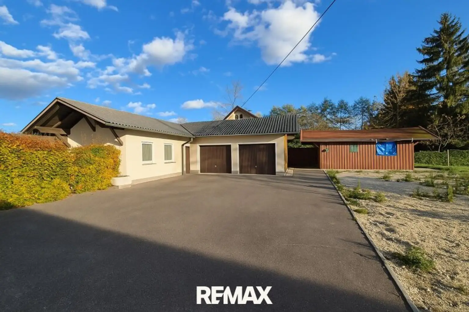 Doppelgarage mit Nebengebäude