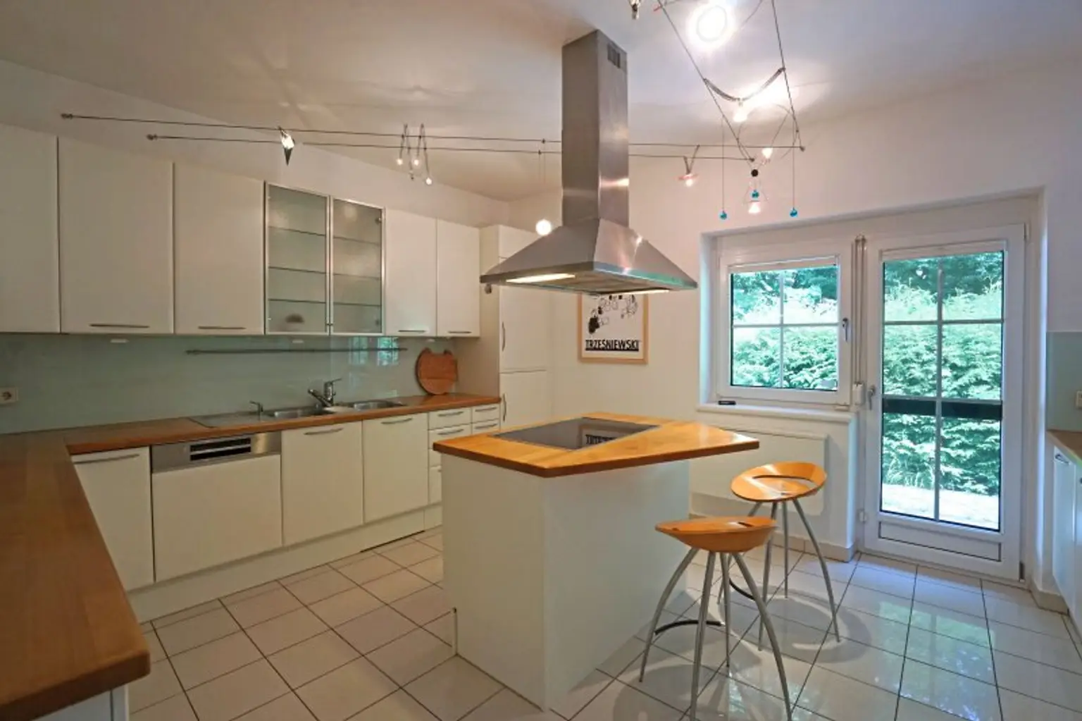 Repräsentative Villa mit Pool und Wellnessbereich in sonniger Waldrandruhelage