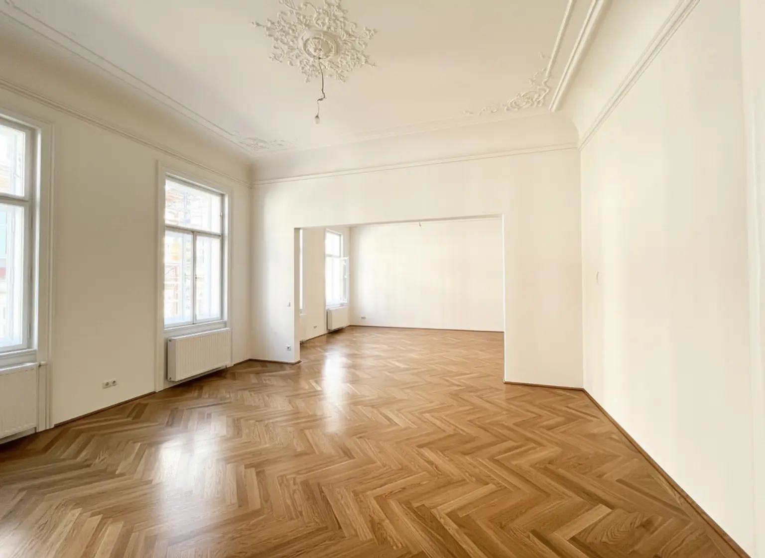 ERSTBEZUG NACH GENERALSANIERUNG: Einzigartige helle Altbauwohnung mit Stuckdecken in ruhiger Lage und einem kleinen Balkon