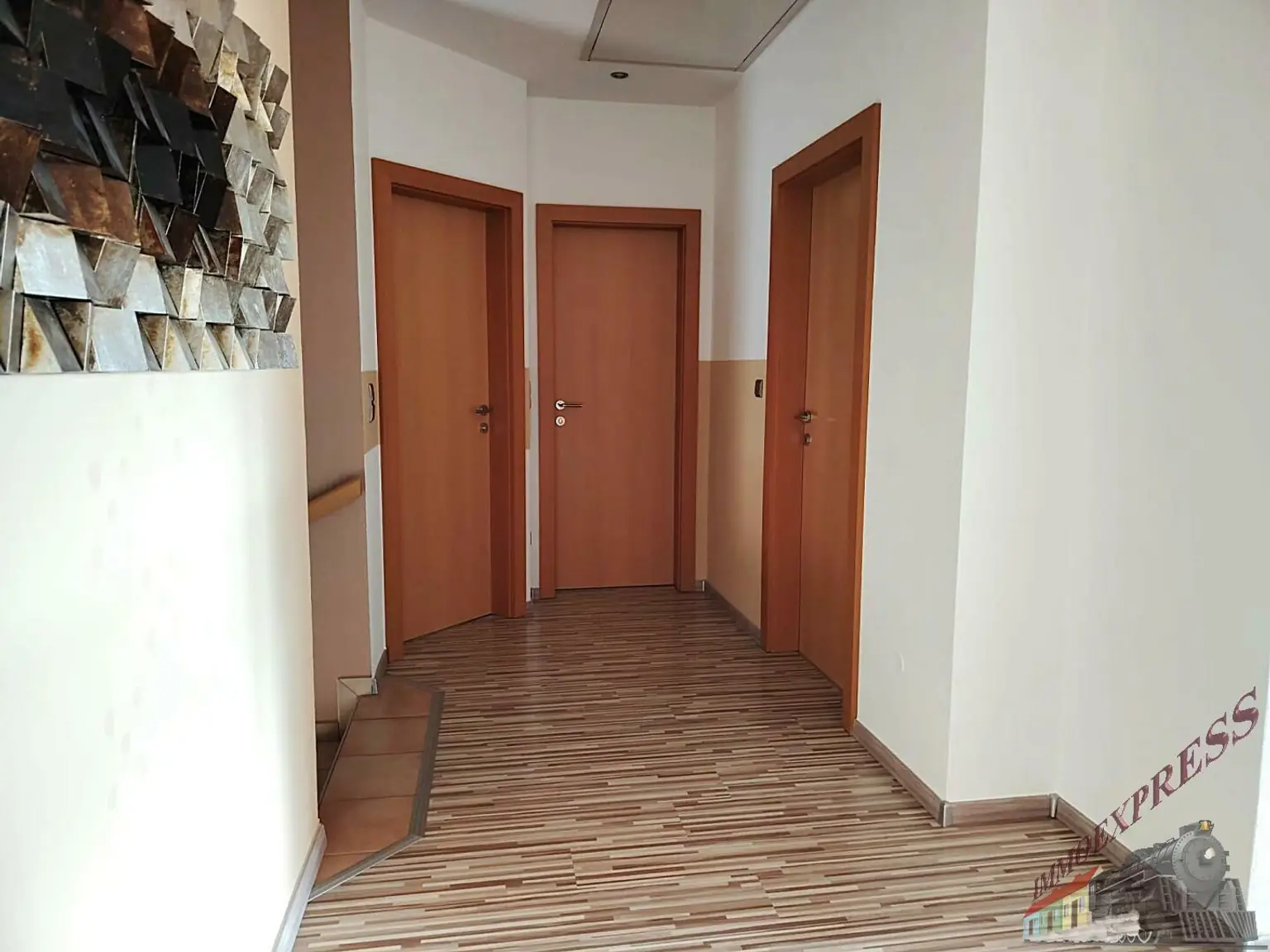 Tolles Einfamilienhaus mit Pool, Panorama-Ausblick und moderner PV-Anlage – hier fühlt sich Ihre Familie zuhause!