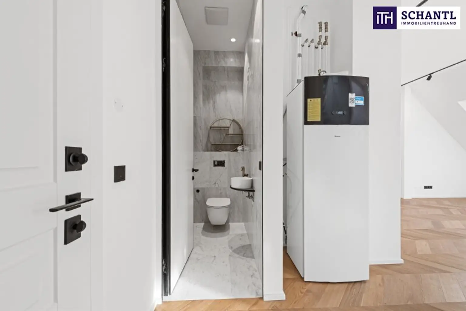 WC im Eingangsbereich der Wohnung, Luftwärmepumpe