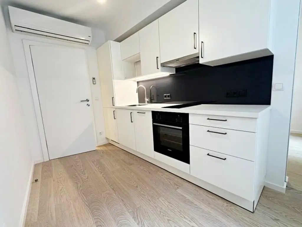 STEPHANSPLATZ-NÄHE, 27 m2 Apartment, 1 Zimmer, Kochnische, Duschbad, Parketten, 8. Liftstock, Rotenturmstraße