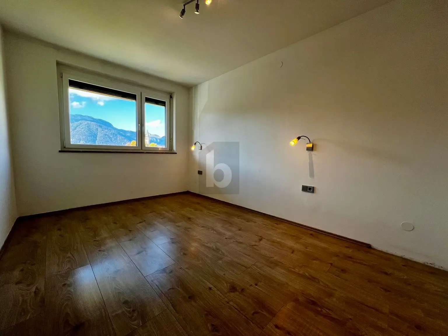 ZENTRAL, SONNIGER BALKON, STELLPLATZ - ALLES WAS MAN BRAUCHT!