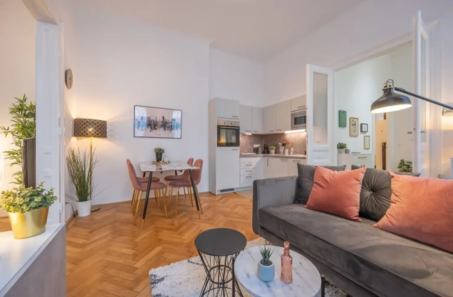 Altbau-Cityapartment komplett hofseitig & ruhig – sofort bezugsfertig | 3 Zimmer