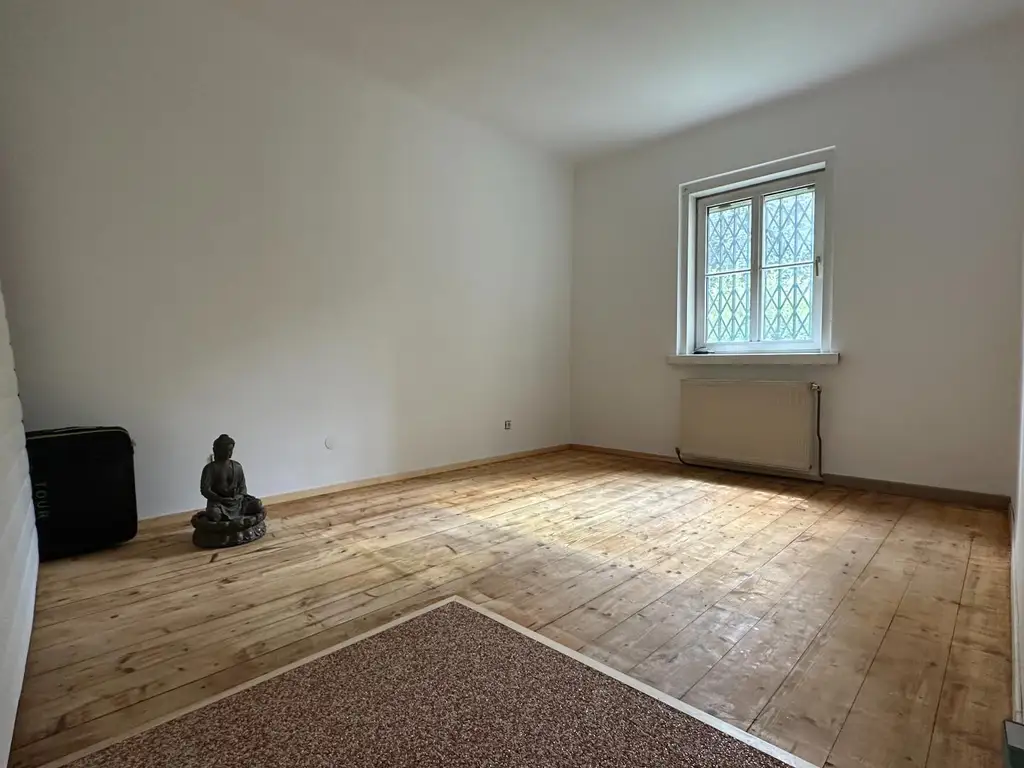 Stilvoll wohnen in Neuwaldegg: 3-Zimmer-Gartenjuwel mit Kamin und Kochinsel
