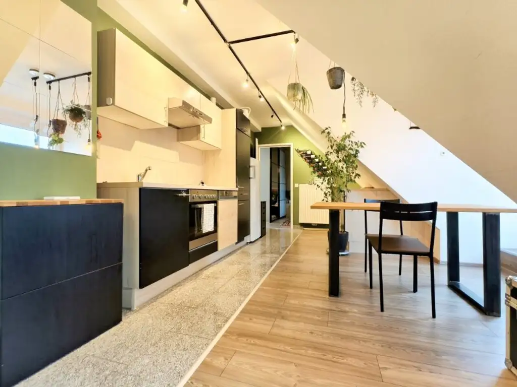 3-Zimmer-Dachgeschosswohnung mit 2 Balkonen, Wintergarten-Loggia & Weitblick - U2 Hardeggasse fußläufig - Klimaanlage & Küche