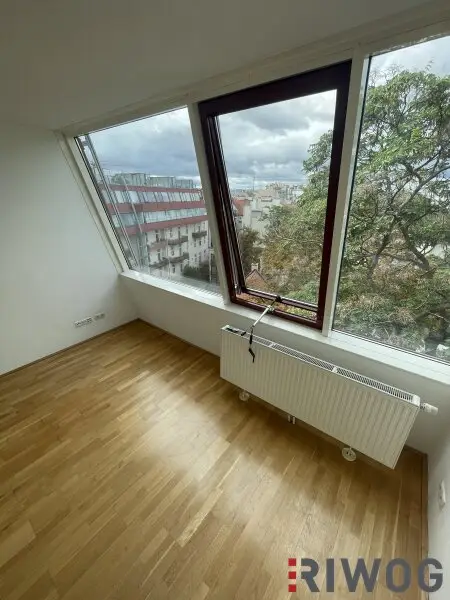 **ZENTRALE DACHGESCHOSSWOHNUNG INKL. TERRASSE**INNENHOFLAGE**2 ZIMMER**EINBAUKÜCHE**ecke Naschmarkt