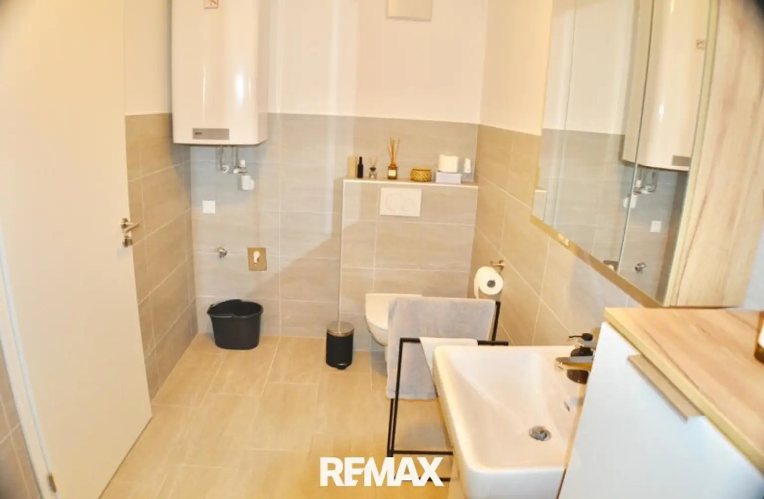 Bad mit Dusche, WC und Waschmaschinenanschluss