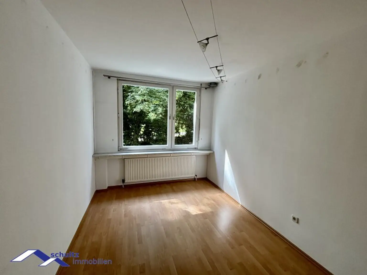 SCHULTZ IMMOBILIEN - Charmante 2-Zimmer-Wohnung in Baden! Ruhelage!  Balkon und Garage!