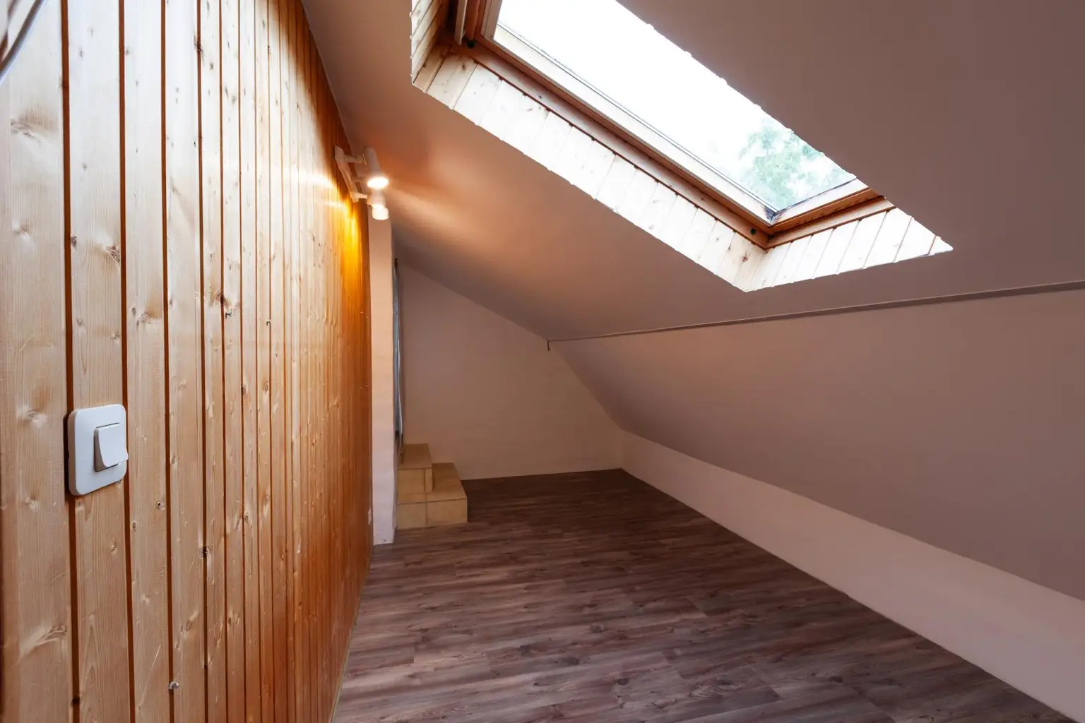 Zimmer ca. 8m² OG