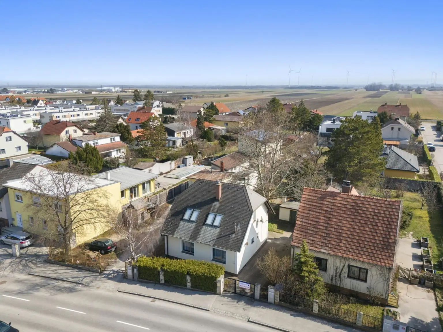 Luftaufnahme von der Straßenseite