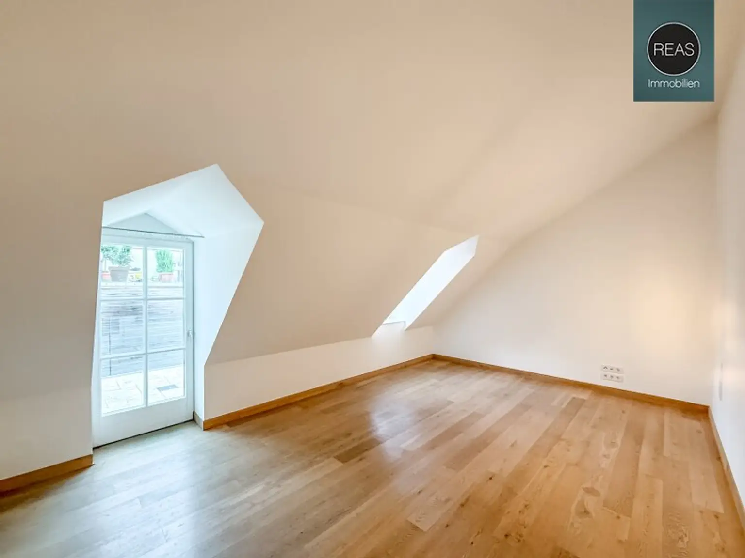 Provisionsfrei: Exklusives Maisonette - Apartment mit Loggia und Terrasse beim Beethoven Museum und Pfarrplatz! Garagen verfügbar!