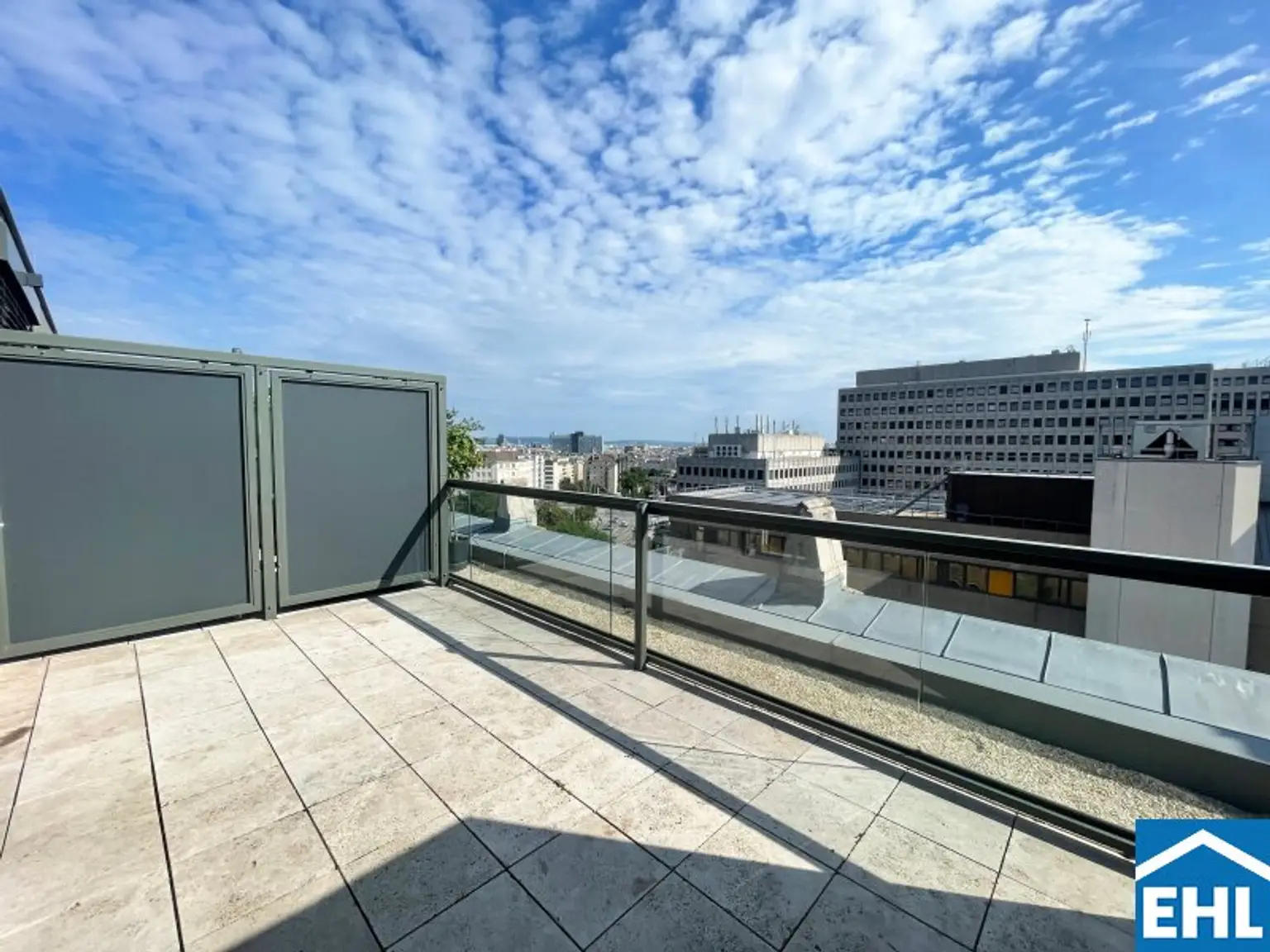 Dachgeschoß-Maisonette mit mehreren Freiflächen im Arsenal