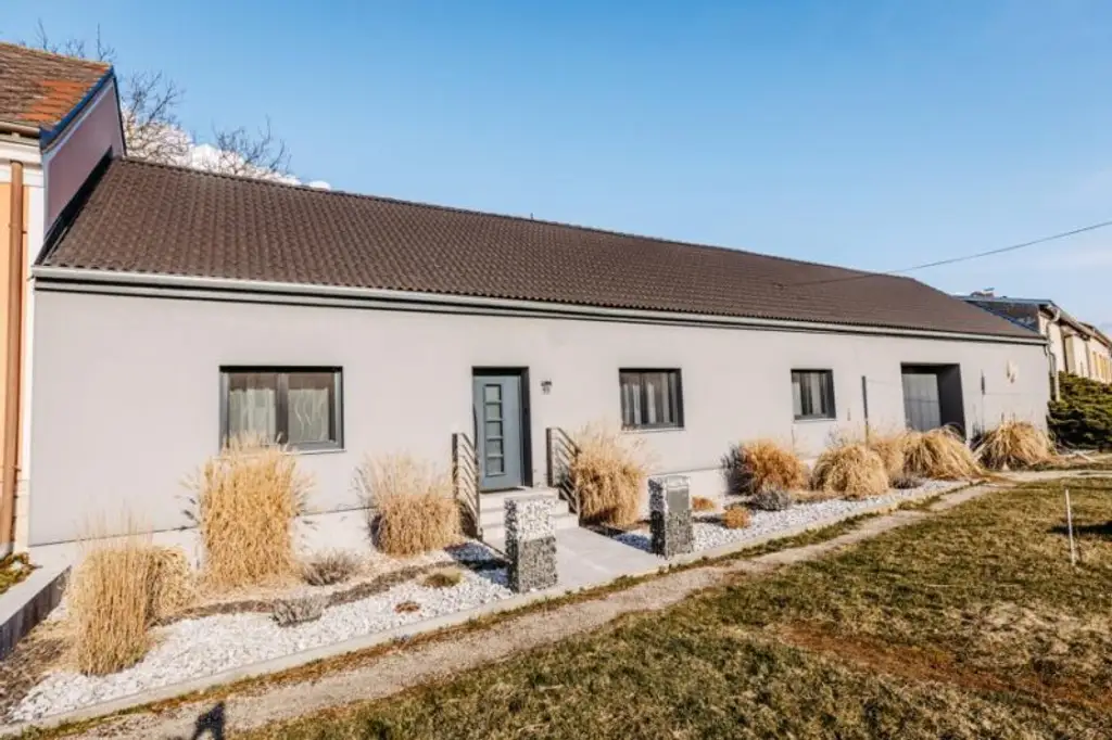 Verträumtes Bauernhaus neu adaptiert (2013) mit Toreinfahrt, Pool, Stadel und Schuppen