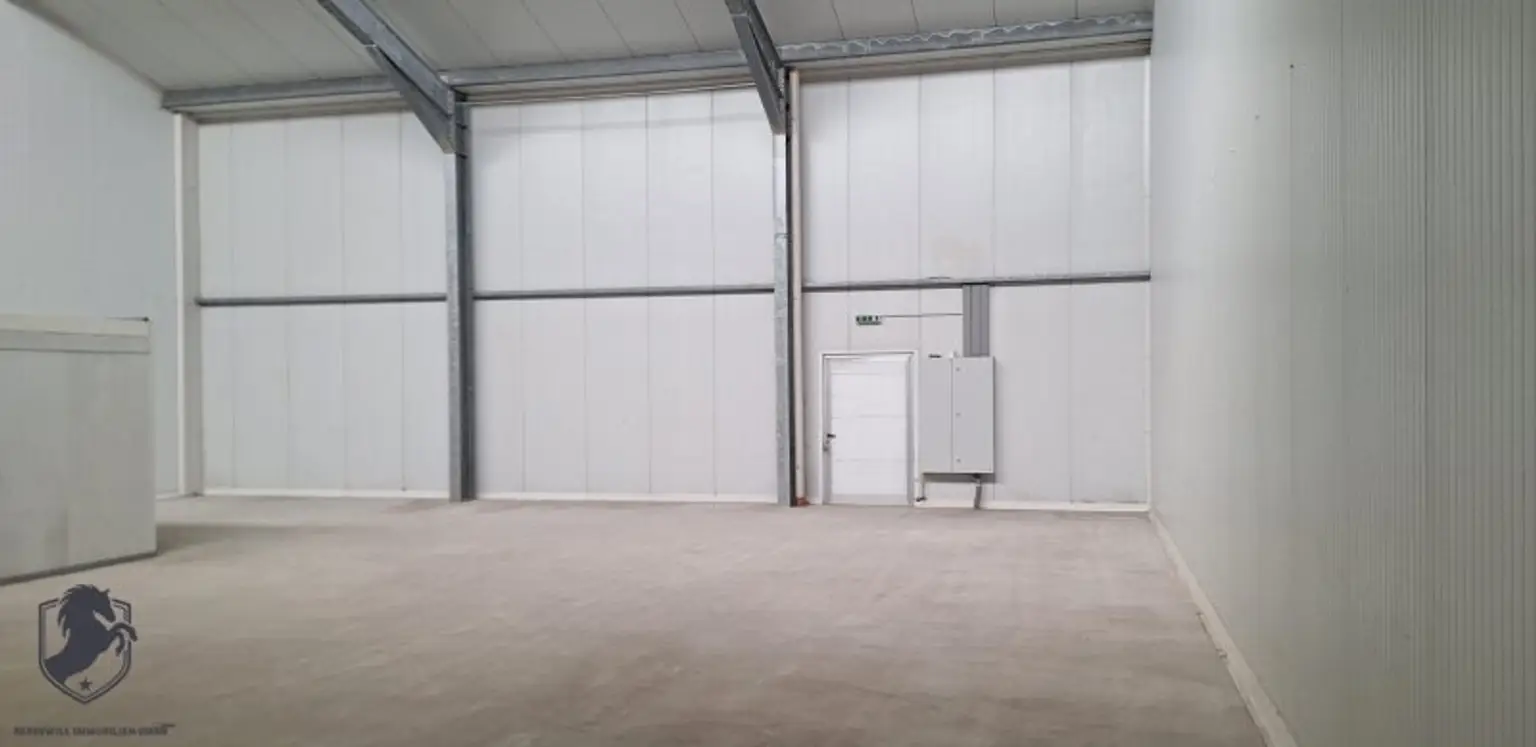 Lagerhalle mit 200 m² zu vermieten.