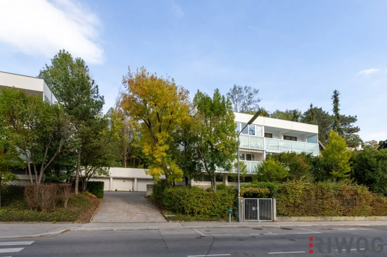 ERSTBEZUG nach Sanierung mit Blick auf Schloss Laudon  | ca. 16 m² Loggia  | Garagenplatz | Vollausgestattete Küche | Erholungsgebiet angrenzend