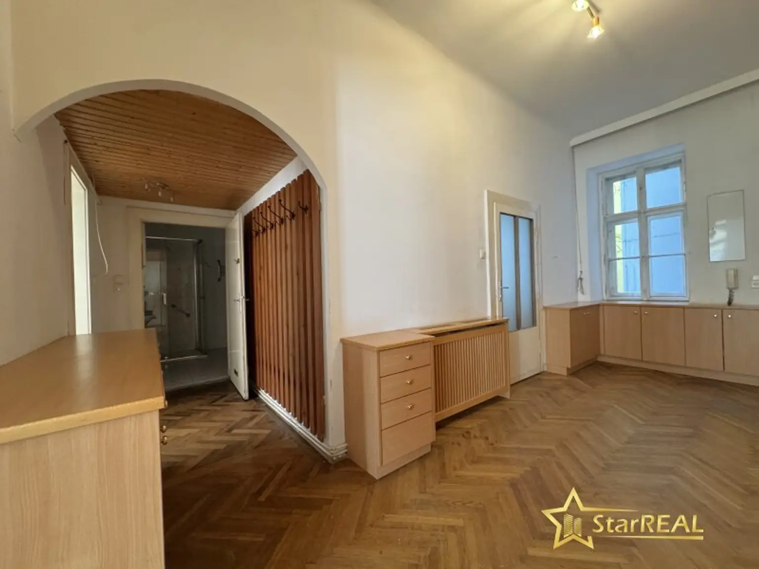ROHDIAMANT IN TOPLAGE! U6 DIREKT. SANIERUNGSBEDÜRFTIGE 3,5 ZIMMER. FISCHGRÄTPARKETT.