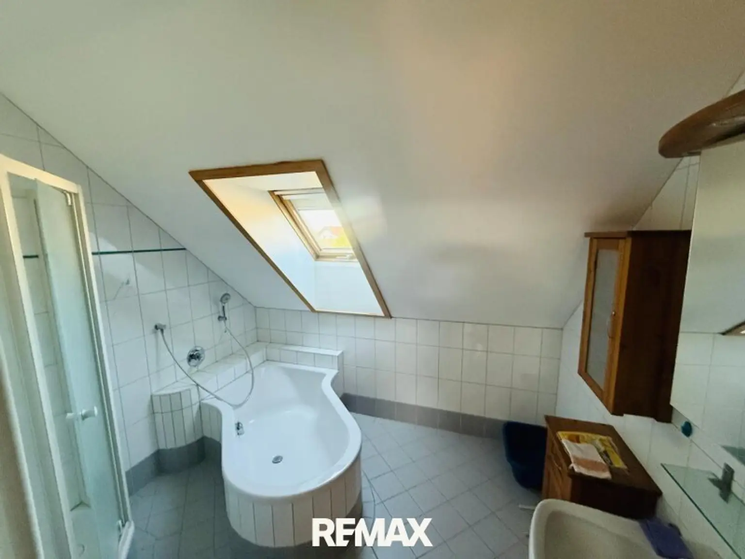 OG 1 Wohneinheit Bad mit Wanne & Dusche