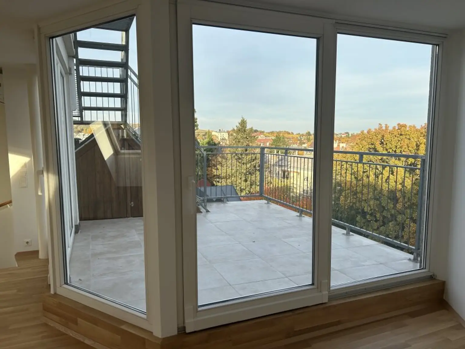 DACHGESCHOSS + 42m² TERRASSEN + FERNSICHT + SONNIG + RUHELAGE + TOPZUSTAND!