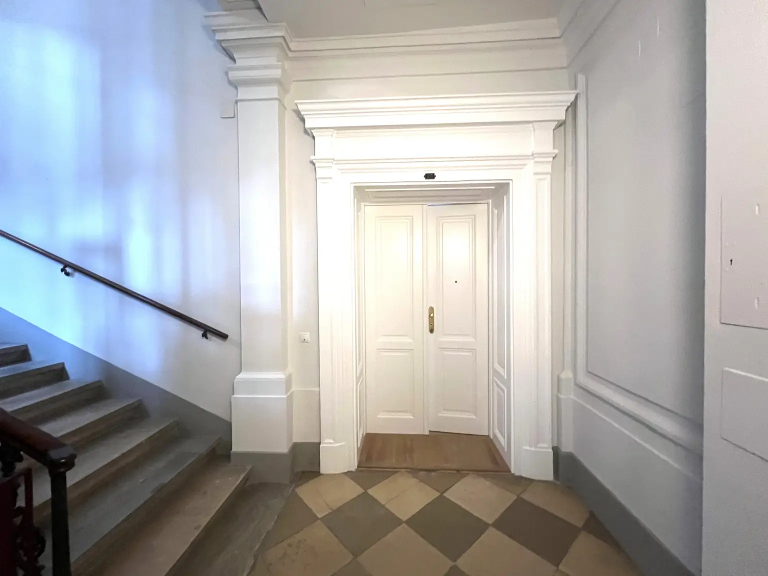 UNBEFRISTET und ERSTBEZUG: Prachtvolle, ruhige und klimatisierte Altbauwohnung in fantastischer Lage / FIRST OCCUPANCY: Quiet, air-conditioned flat in a historic building in a fantastic location