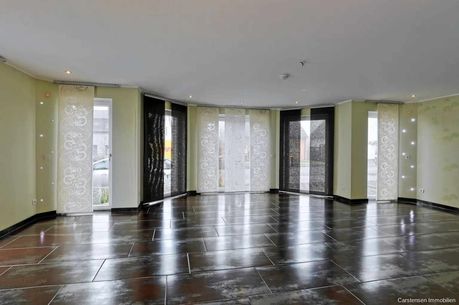 Wohnzimmer mit Kamin