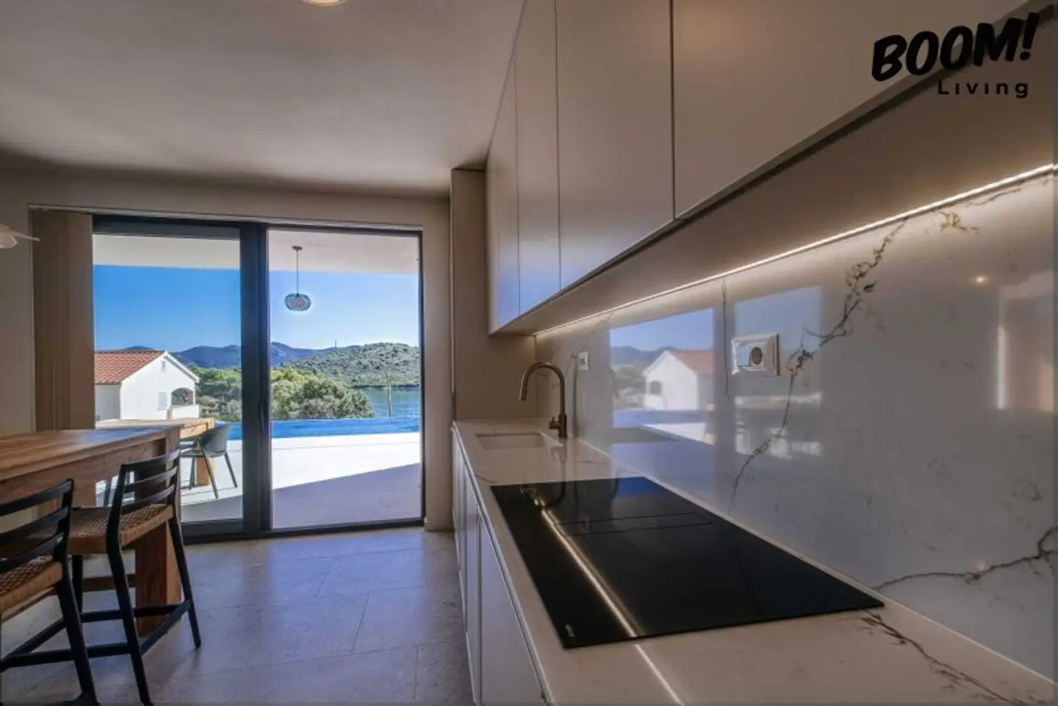 Mediterraner Traum trifft moderne Urbanität - Stillvolle Design Villa im Herzen der Insel Iz