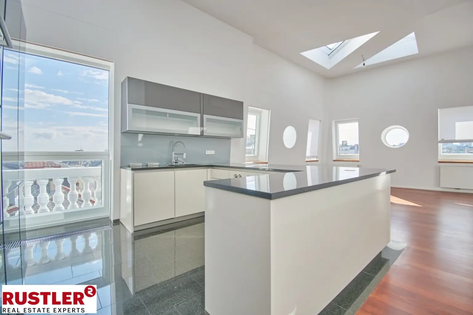 TRAUMHAFTE DG-WOHNUNG MIT BLICK AUF DIE KARLSKIRCHE!