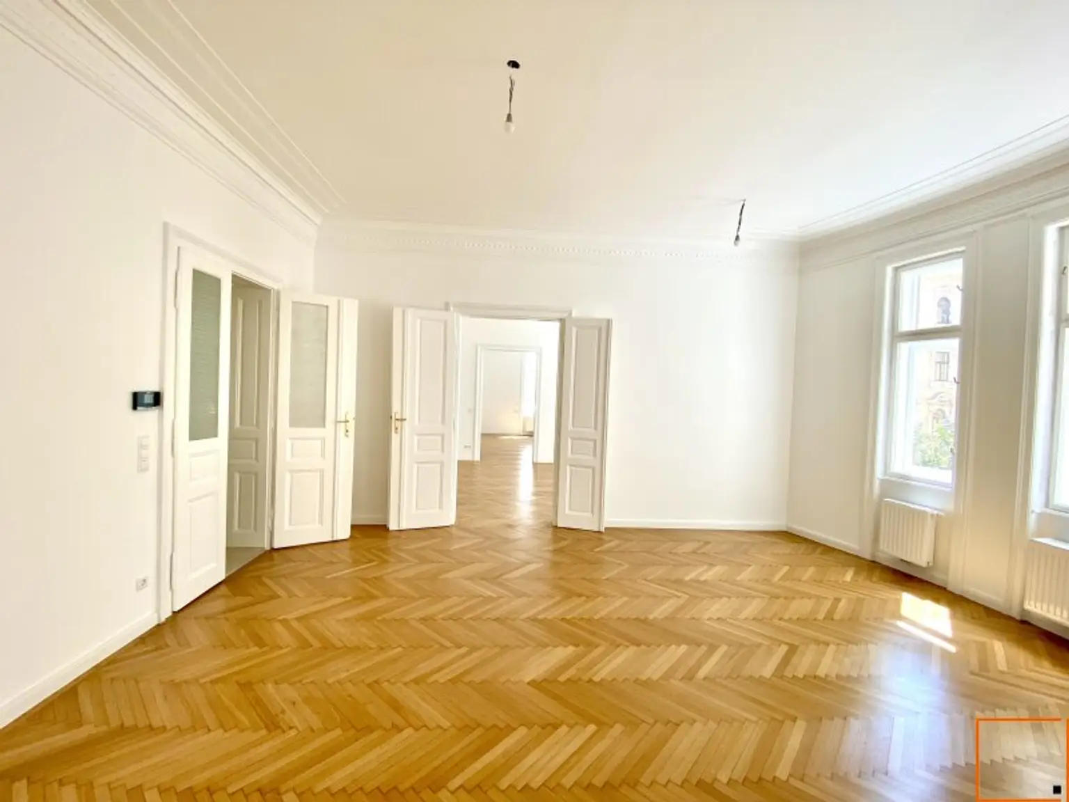 Museumsquartier: Erstbezug: Elegante 5,5 Zimmer-Altbauwohnung mit Balkon