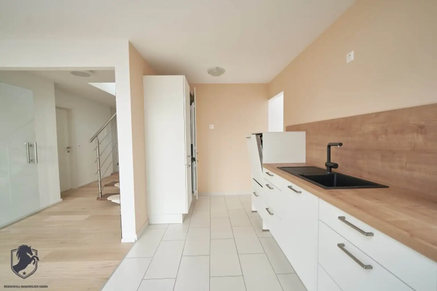 Außergewöhnliche Villa mit drei Wohneinheiten, Gewerbeeinheit & teilbarem Grundstück