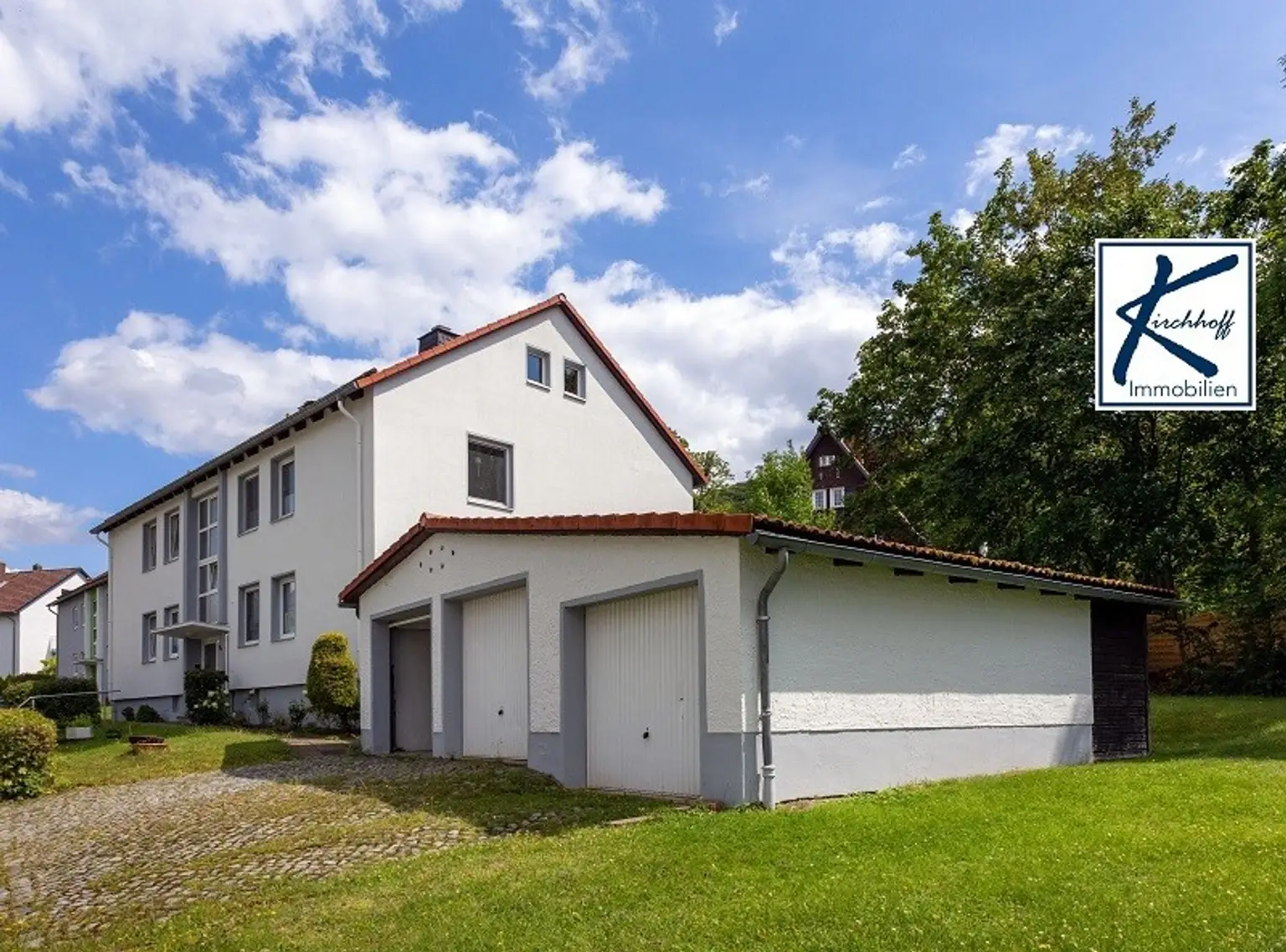 Haus mit Garagen