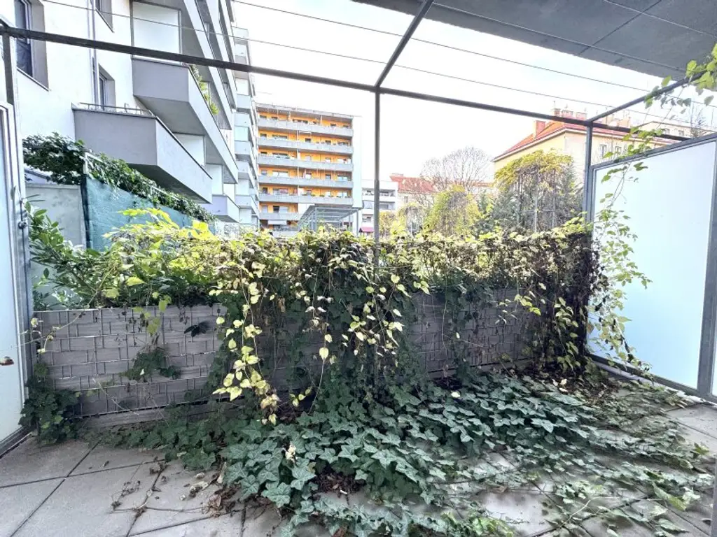 Luftiges Raumgefühl dank 3 Meter hohen Decken - Hofseitig mit Terrasse