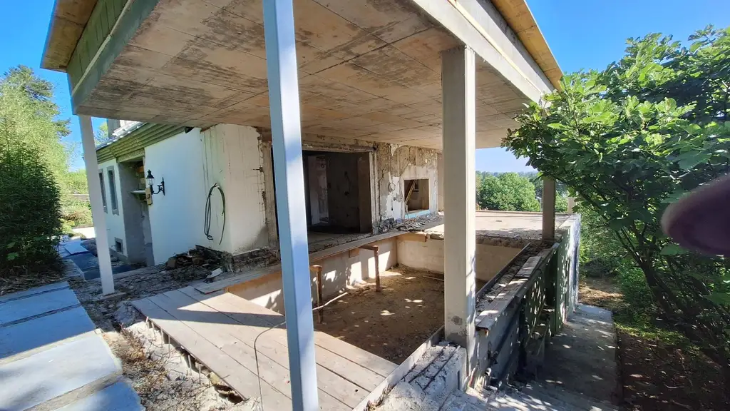 Edelrohbau-Villa, Herrschaftlicher Wohnsitz am Fuße des Kahlenberges an der Donau. Teilrestauriert entkernt und komplette Ausbauplanung.