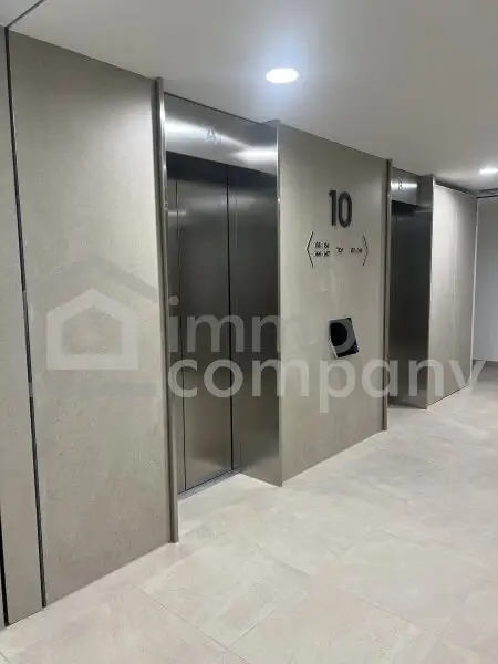 Luxuriöse Wohnung mit 32 m2 großem Balkon und Stadtblick in einem neuen, mehrstöckigen Premiumgebäude + Tiefgaragenplatz! 2. Bezirk. U2