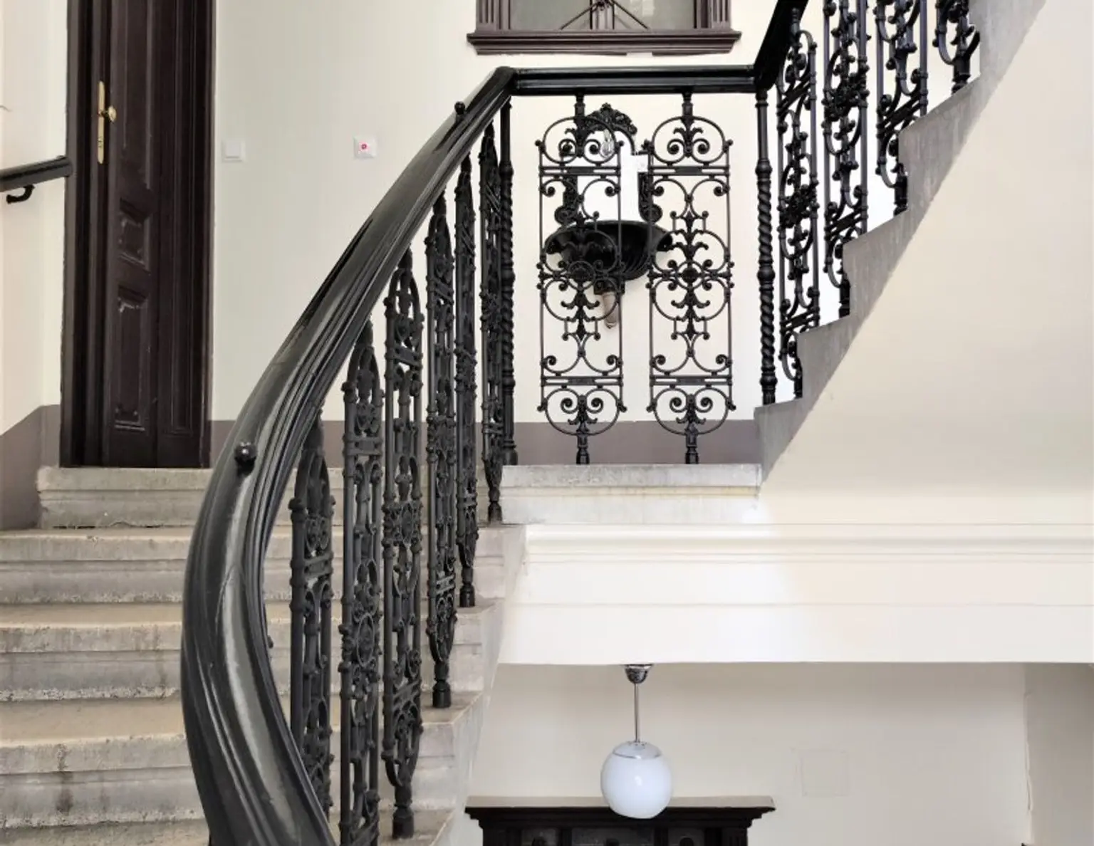 Wunderschönes Mittelzinshaus in bester Lage mit ausbaubarem Rohdachboden -- Perfekt auch für Eigennutzer