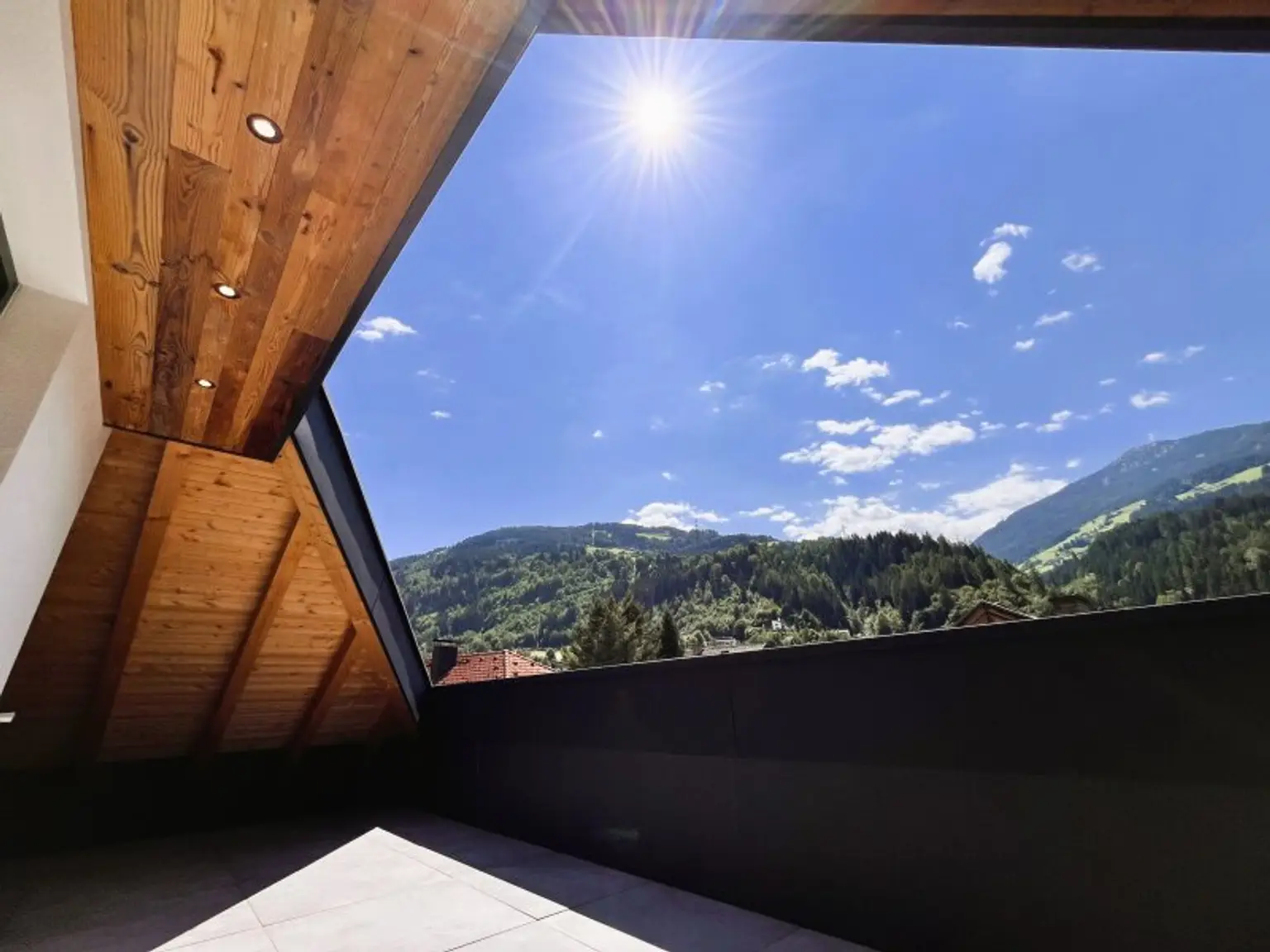 Rundum begehbare ca. 76m² große Dachterrasse