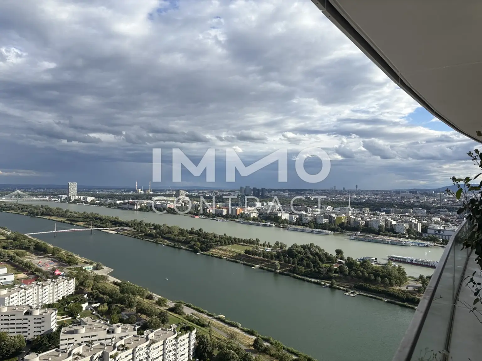 DANUBEFLATS: Sonniges Studio mit Balkon und Rundumblick (Gym, Pool, Spa, Lounges im Turm) - NEW