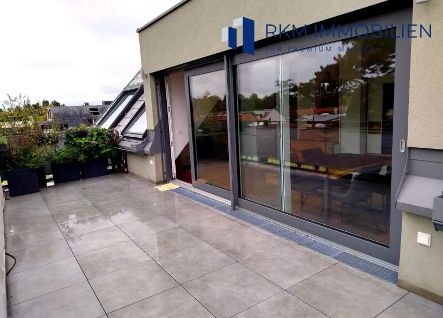 TOP - Neuwertige Dachgeschosswohnung in 1210 Wien – ca. 70 m², 3-Zimmer, ca. 23m² Terrasse und Garagenstellplatz - absolute Ruhelage