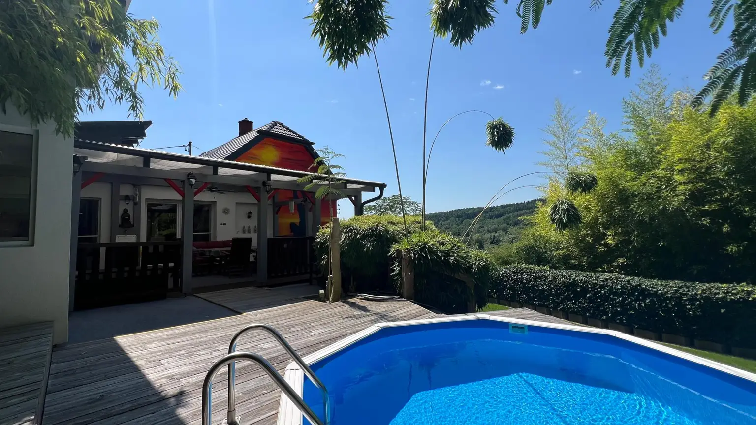 Wohnhaus mit wunderschönem Garten und Pool in erhöhter Lage!